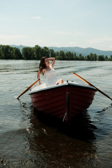 Заказать фотосессию в лодке в студии от компании Fashion Box

 – фото № 9