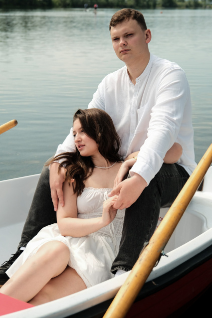 Заказать фотосессию в лодке в студии от компании Fashion Box

 – фото № 6