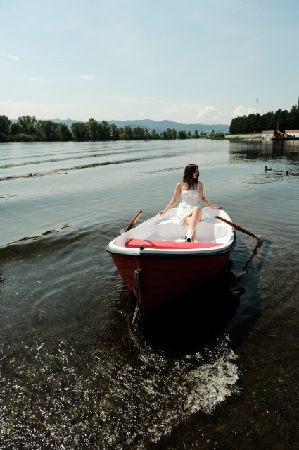 Заказать фотосессию в лодке в студии от компании Fashion Box

 – фото № 8