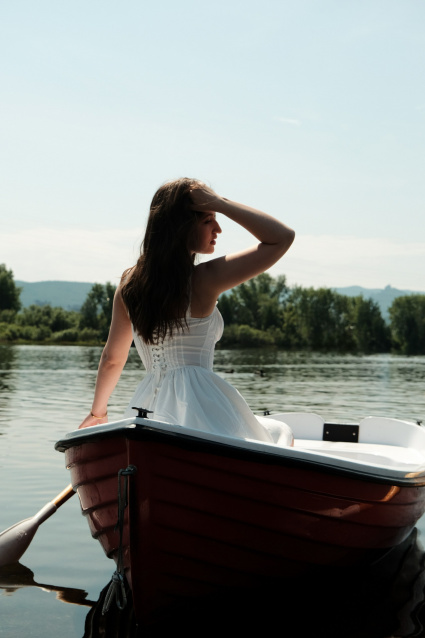 Заказать фотосессию в лодке в студии от компании Fashion Box

 – фото № 12