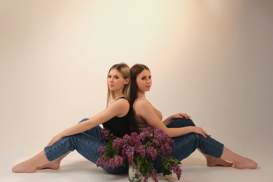Заказать фотосессию для 2-х подруг - фотосъемка от сети фотостудии Fashion Box в Кемерово
 – фото № 17