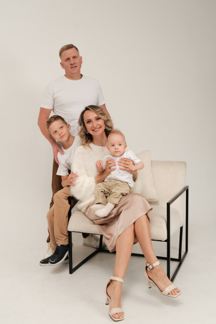 Заказать семейную фотосессию в студии - от сети фотостудий Fashion Box в Кемерово
 – фото № 16