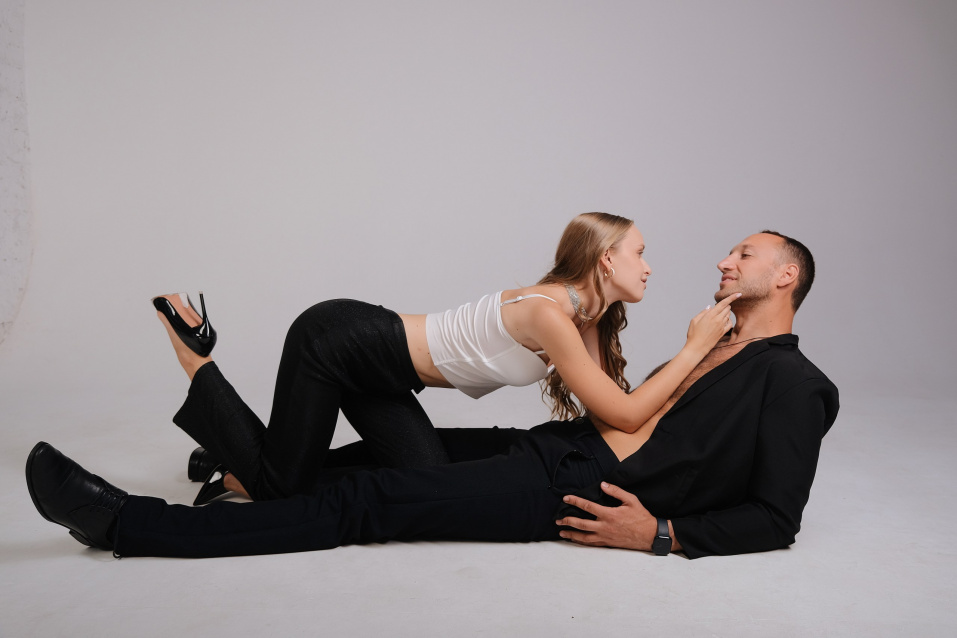 Заказать фотосессию Love Story - в студии на двоих от сети фотостудий Fashion Box в Кемерово
 – фото № 1