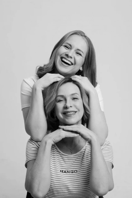 Заказать фотосессию для 2-х подруг - фотосъемка от сети фотостудии Fashion Box в Кемерово
 – фото № 3