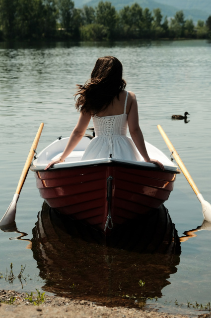 Заказать фотосессию в лодке в студии от компании Fashion Box

 – фото № 11