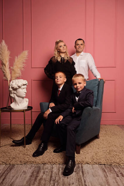 Заказать семейную фотосессию в студии - от сети фотостудий Fashion Box в Кемерово
 – фото № 7