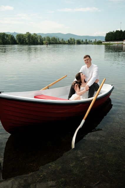 Заказать фотосессию в лодке в студии от компании Fashion Box

 – фото № 4