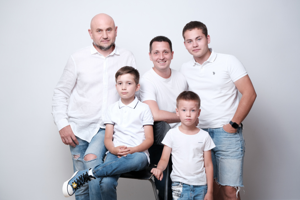 Заказать семейную фотосессию в студии - от сети фотостудий Fashion Box в Кемерово
 – фото № 31